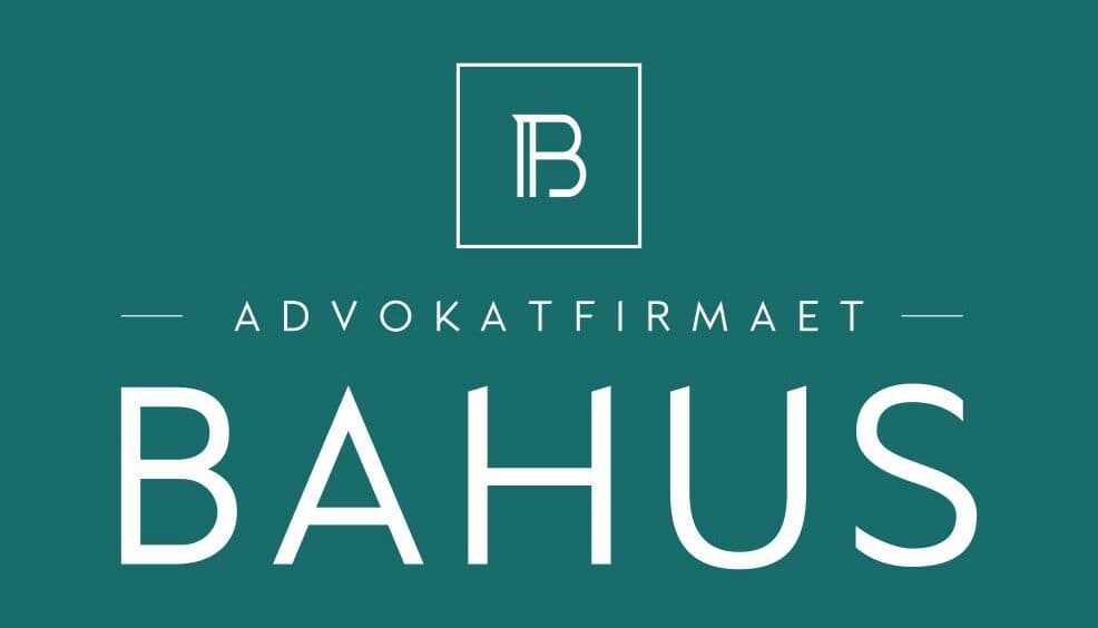 hvit tekst på grønn bakgrunn der det står advokatfirmaet bahus