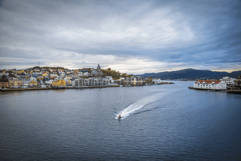Bilde av Kristiansund, brukt som illustrasjon i artikkel om å finne beste advokat for deg.