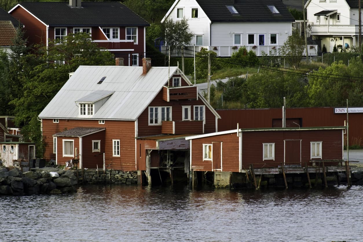 Bilde av hus i Florø, brukt som illustrasjon i artikkel om å velge rett advokat.